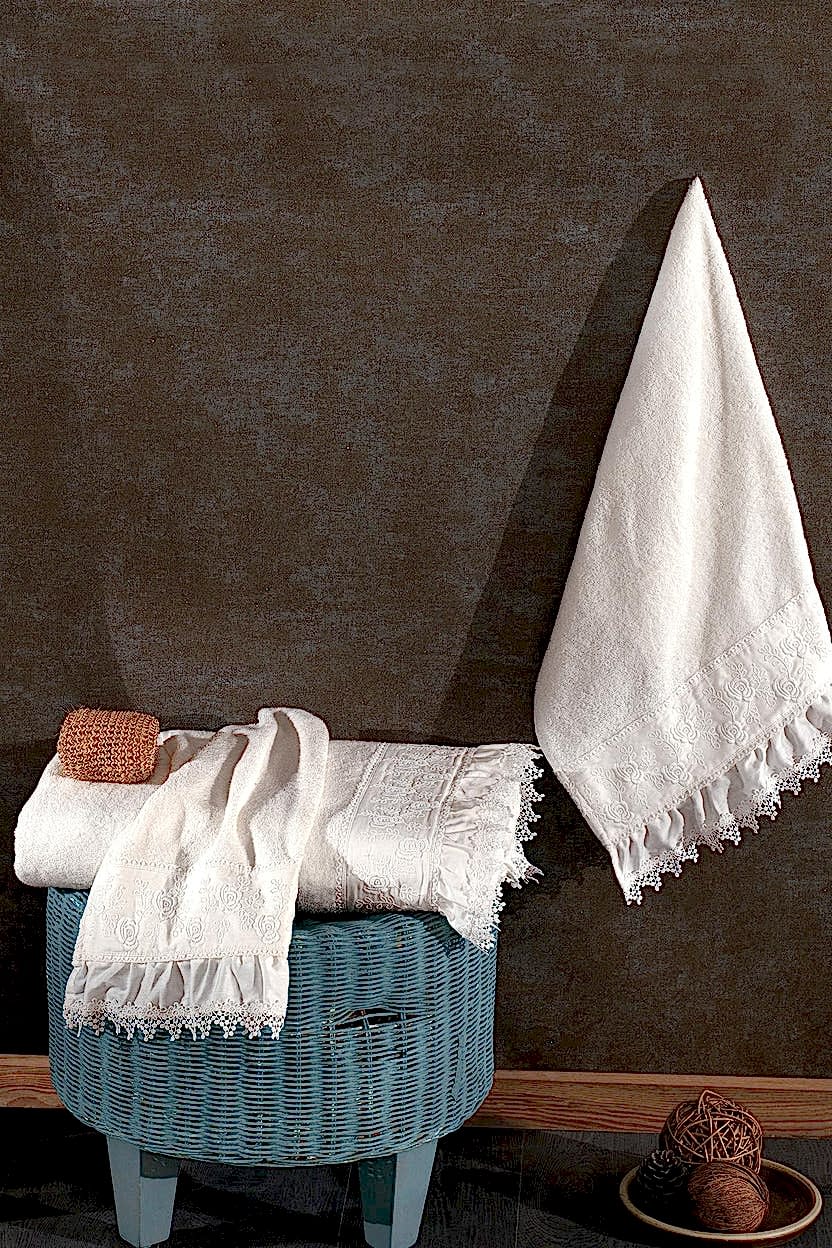 Alina Dantelli ve Nakışlı Banyo Havlusu (90 x 150 cm)