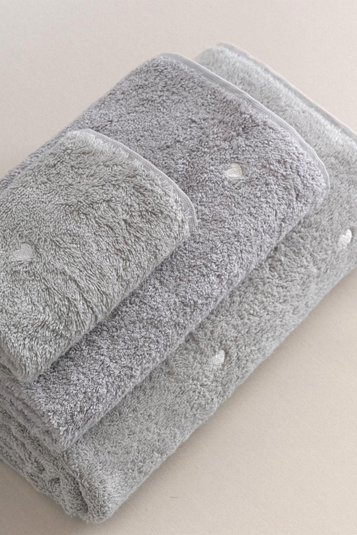 Amore Kalp Nakışlı Banyo Havlusu (90 x 150 cm)