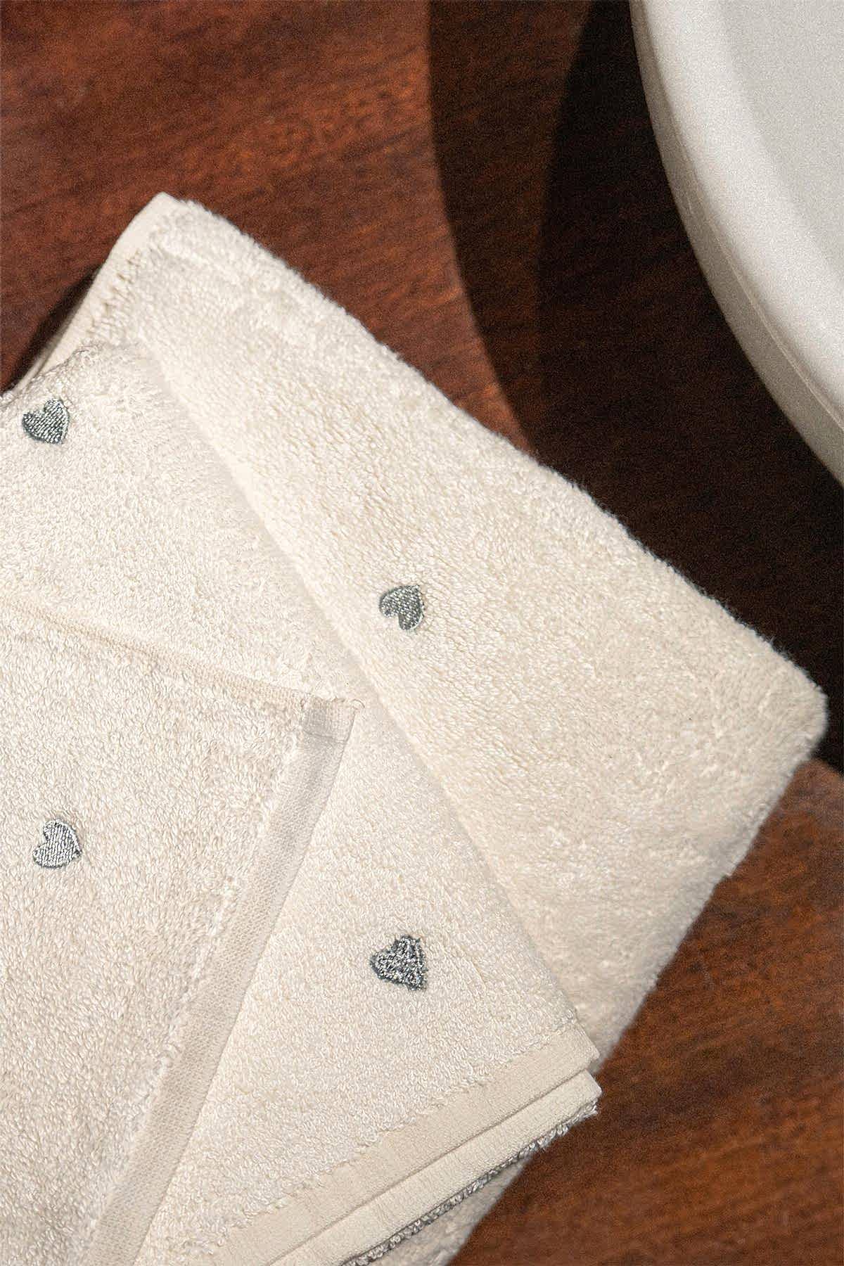 Amore Kalp Nakışlı Banyo Havlusu (90 x 150 cm)