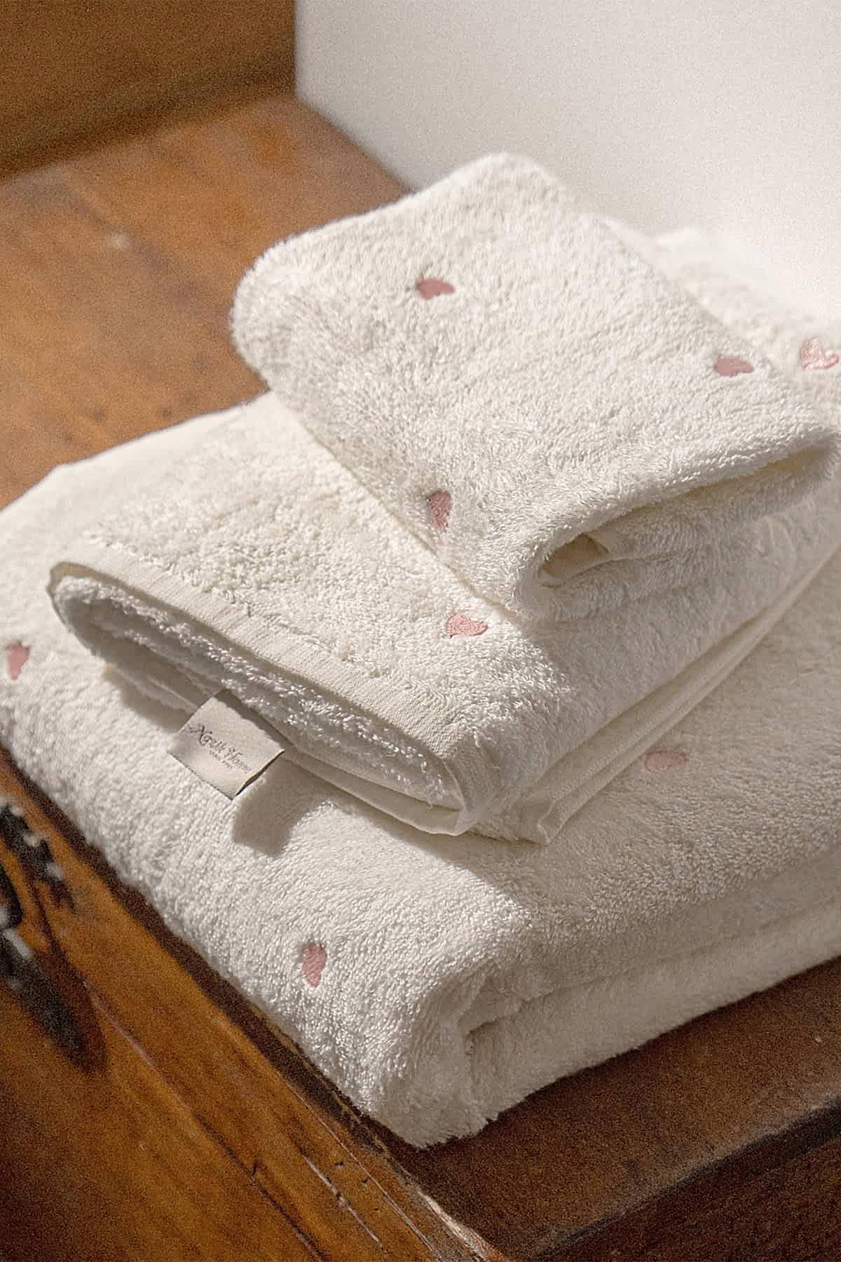 Amore Kalp Nakışlı Banyo Havlusu (90 x 150 cm)