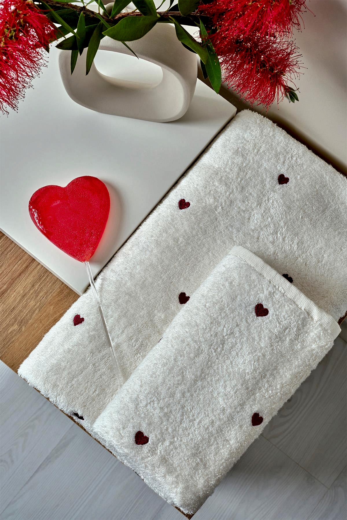 Amore Kalp Nakışlı El Havlusu (30 x 50 cm)