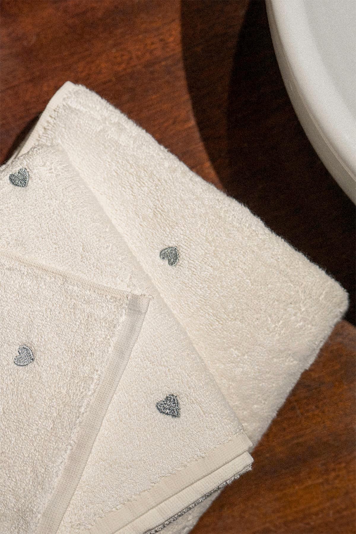 Amore Kalp Nakışlı El Havlusu (30 x 50 cm)