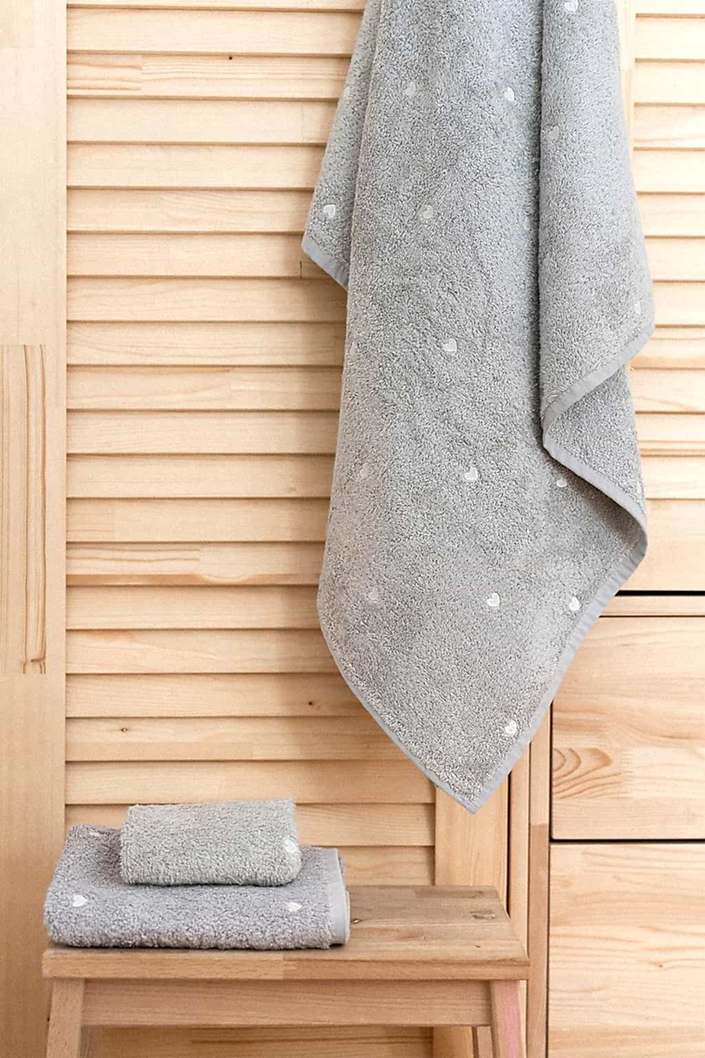 Amore Kalp Nakışlı Yüz Havlusu (50 x 90 cm)