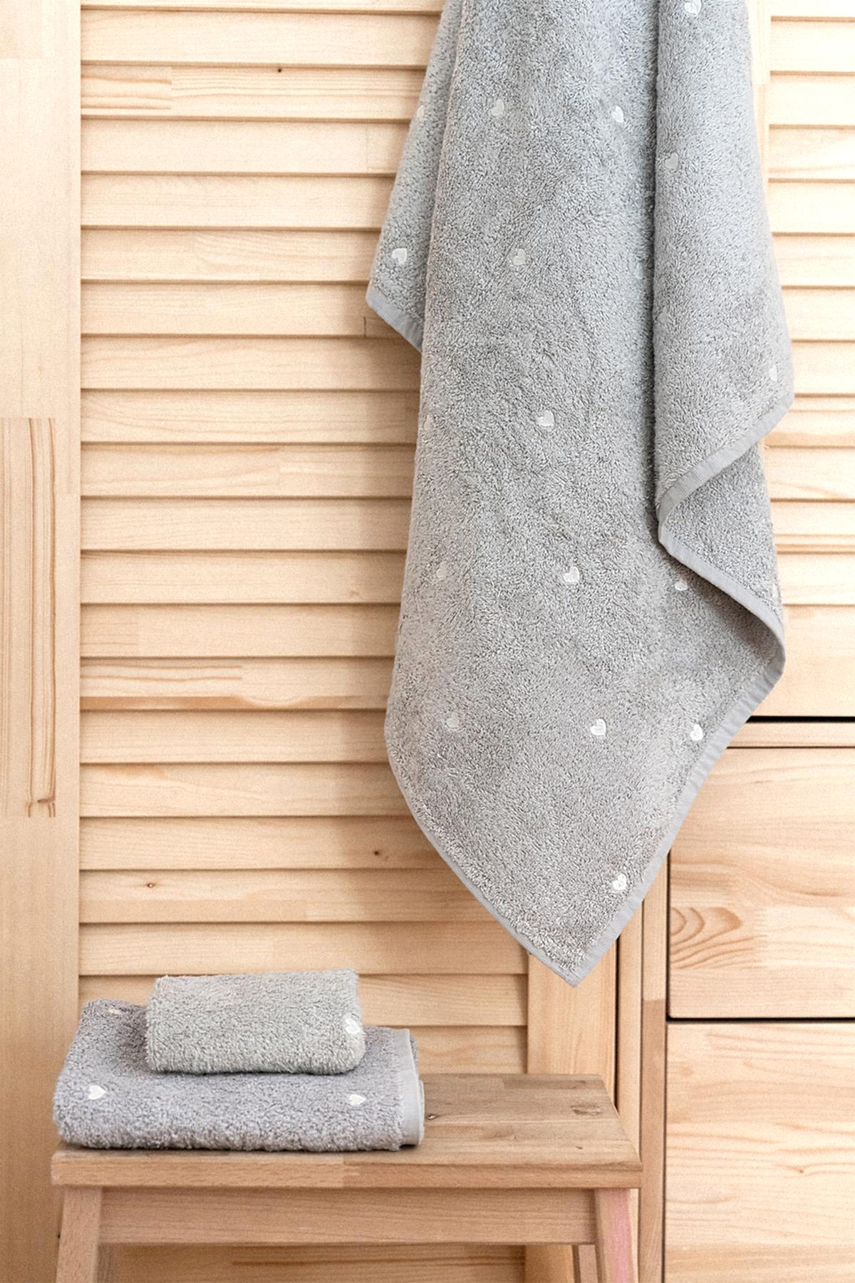 Amore Kalp Nakışlı Yüz Havlusu (50 x 90 cm)