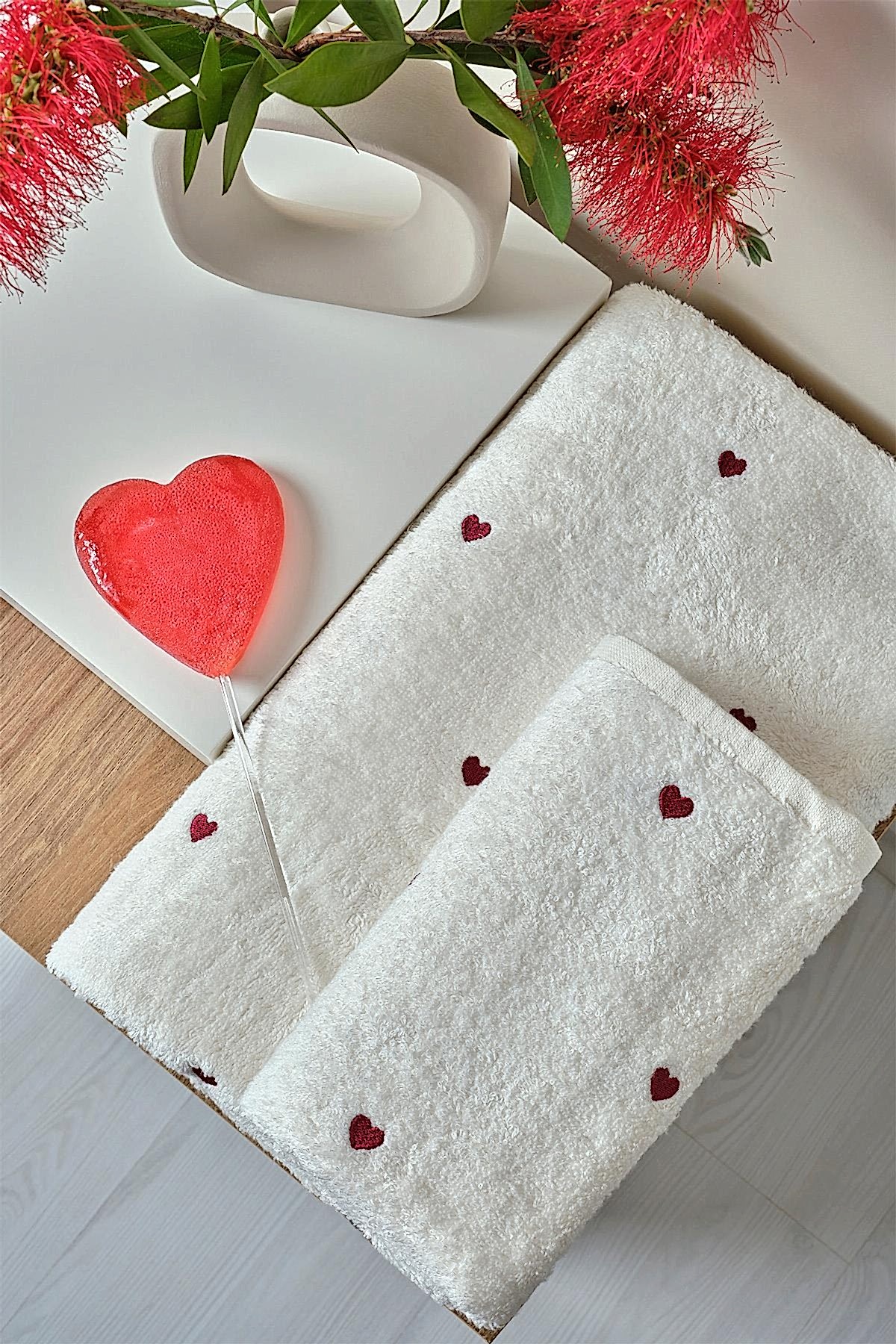 Amore Kalp Nakışlı Yüz Havlusu (50 x 90 cm)