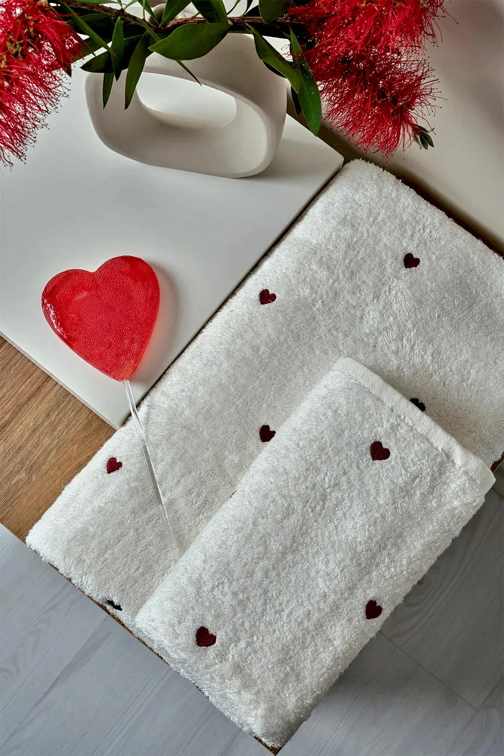 Amore Kalp Nakışlı Yüz Havlusu (50 x 90 cm)