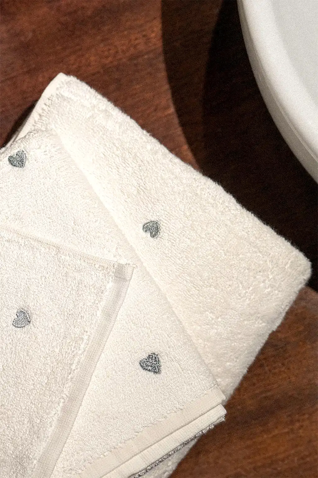 Amore Kalp Nakışlı Yüz Havlusu (50 x 90 cm)