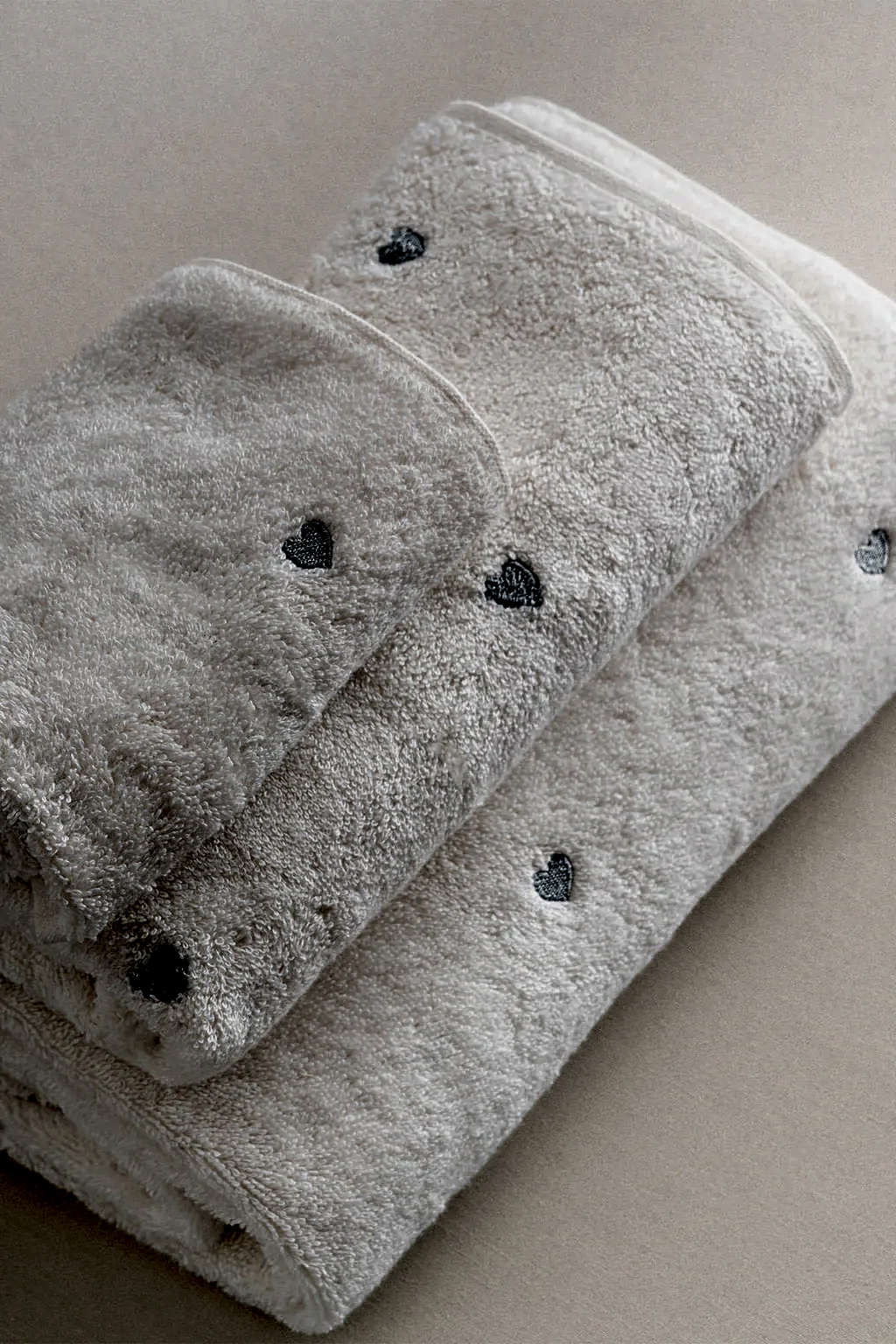 Amore Kalp Nakışlı Yüz Havlusu (50 x 90 cm)