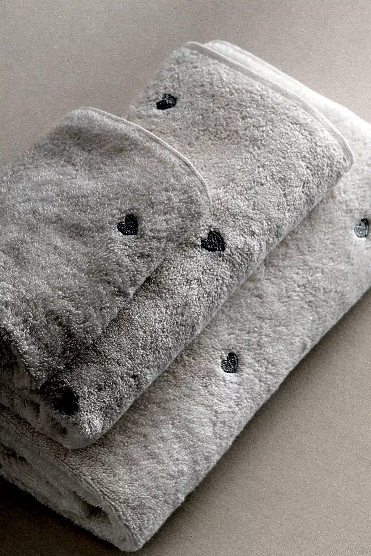 Amore Kalp Nakışlı Yüz Havlusu (50 x 90 cm)