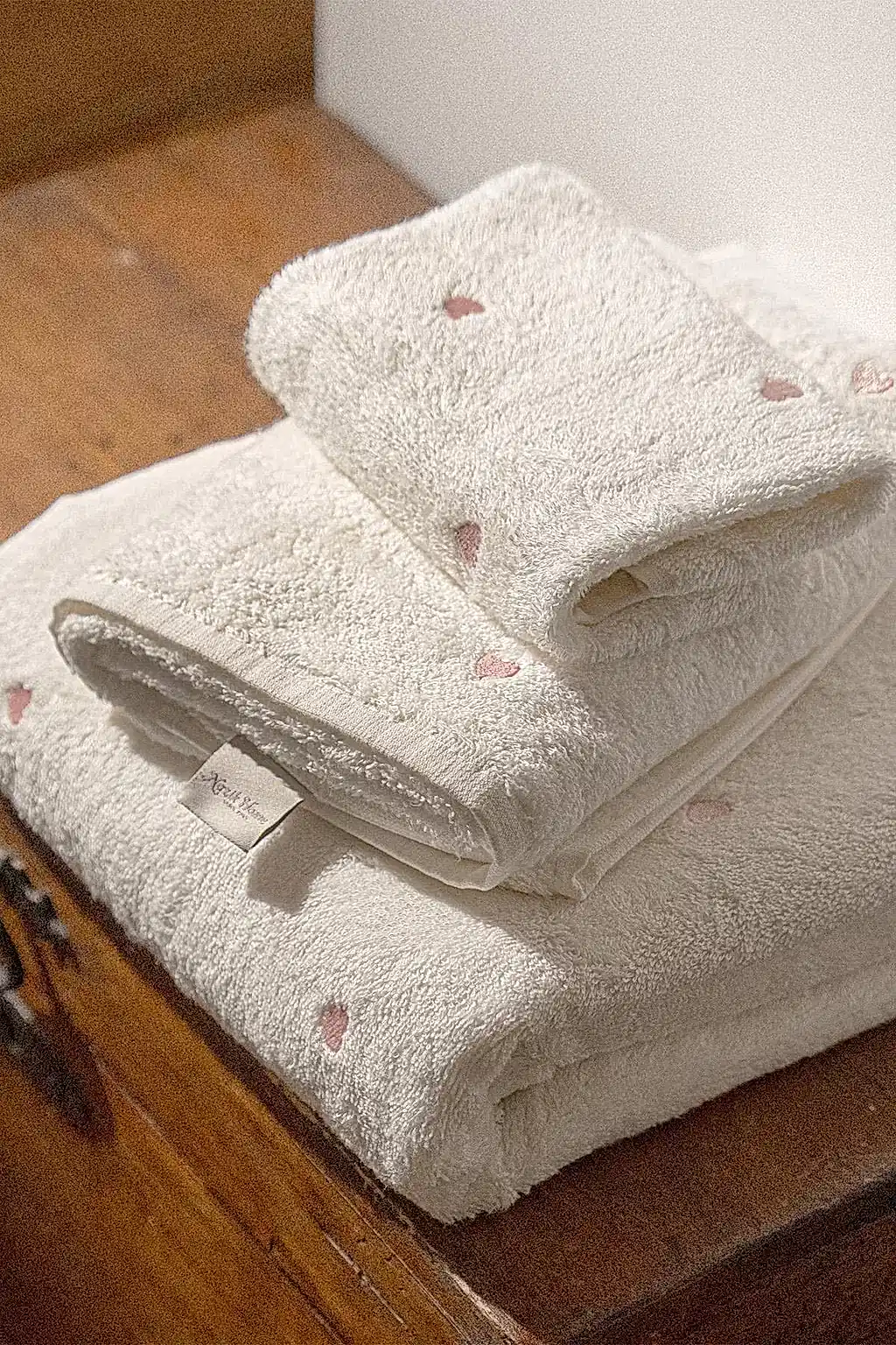 Amore Kalp Nakışlı Yüz Havlusu (50 x 90 cm)