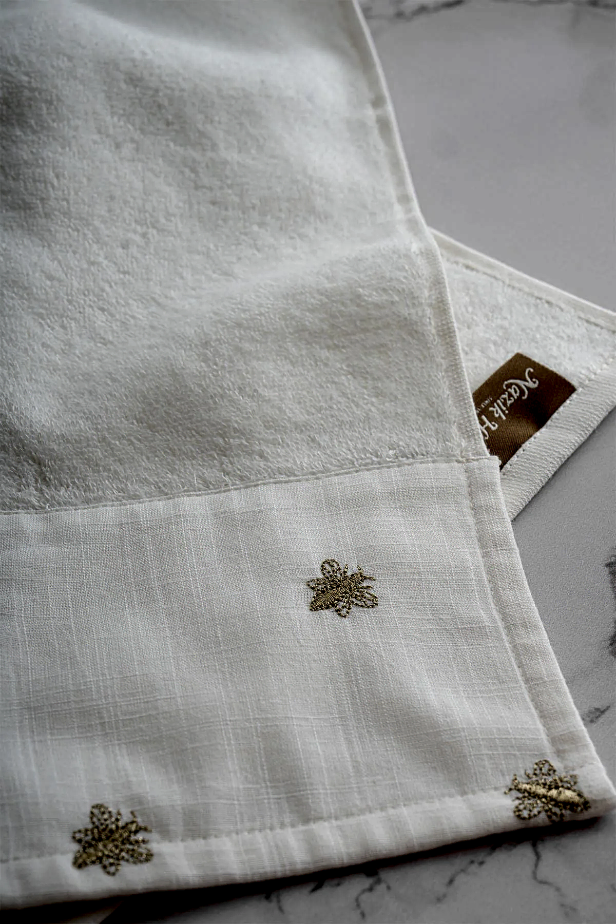 Bee Life Arı Nakışlı Banyo Havlusu (90 x 150 cm)