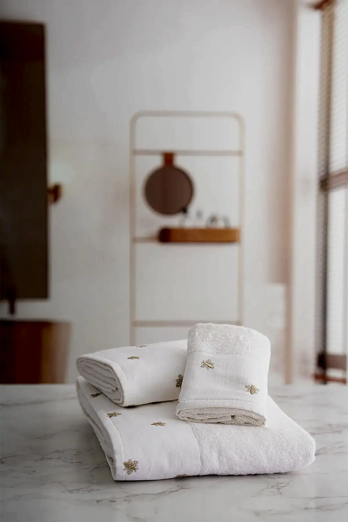 Bee Life Arı Nakışlı Banyo Havlusu (90 x 150 cm)