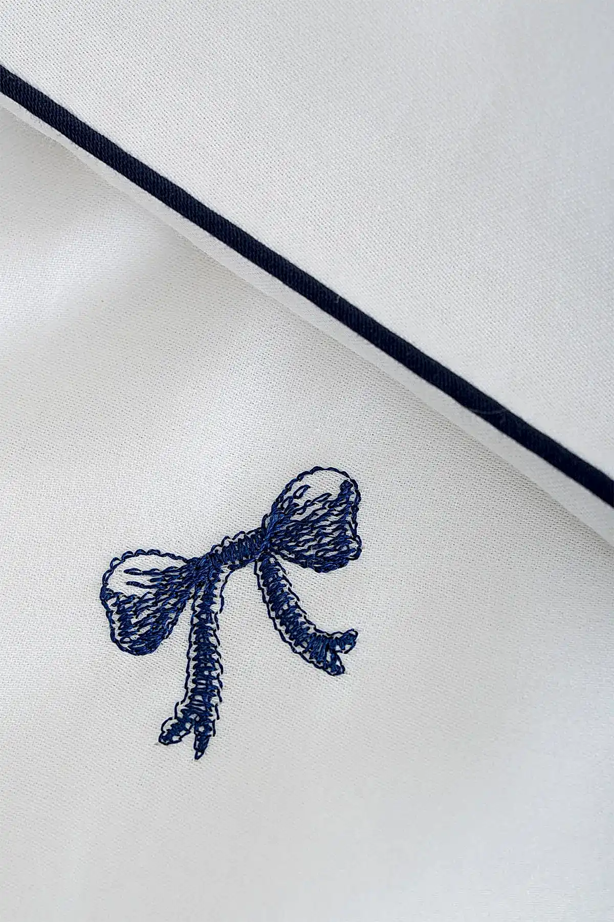 Bow Fiyonk Nakışlı Pamuk Saten Çift Kişilik 3 Parça Nevresim Set