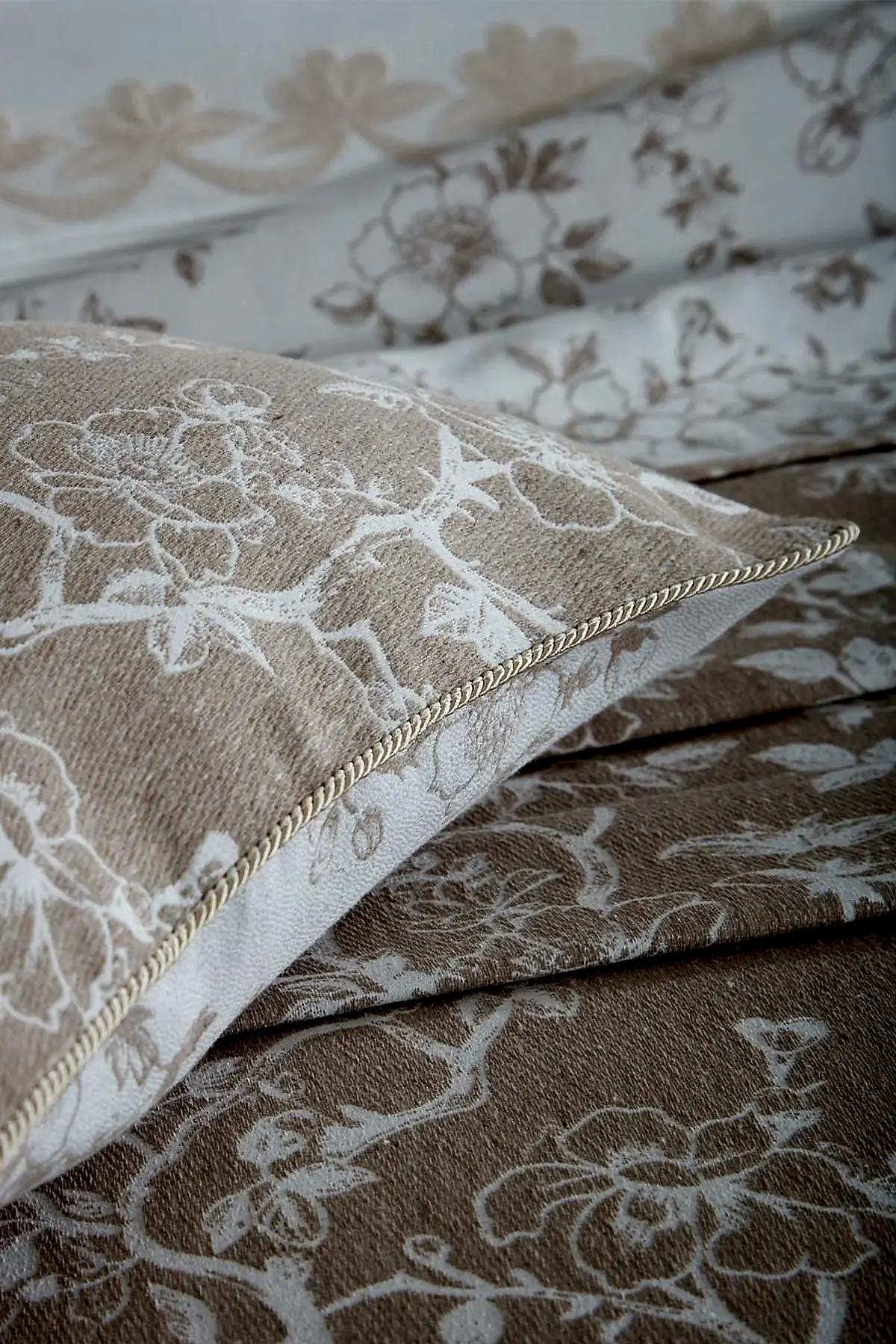 Dante Çiçek Nakışlı Çift Kişilik 10 Parça Nevresim + Pike Set