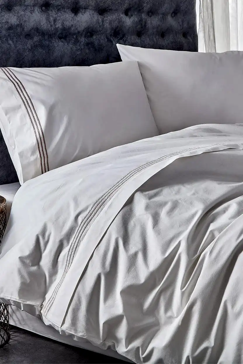 Elda Modern Çizgi Nakışlı Çift Kişilik 3 Parça Nevresim Set