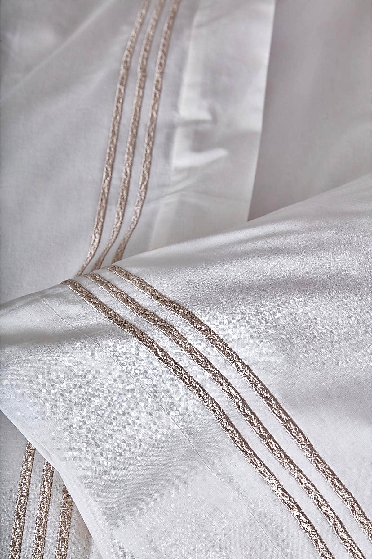 Elda Modern Çizgi Nakışlı Çift Kişilik 3 Parça Nevresim Set