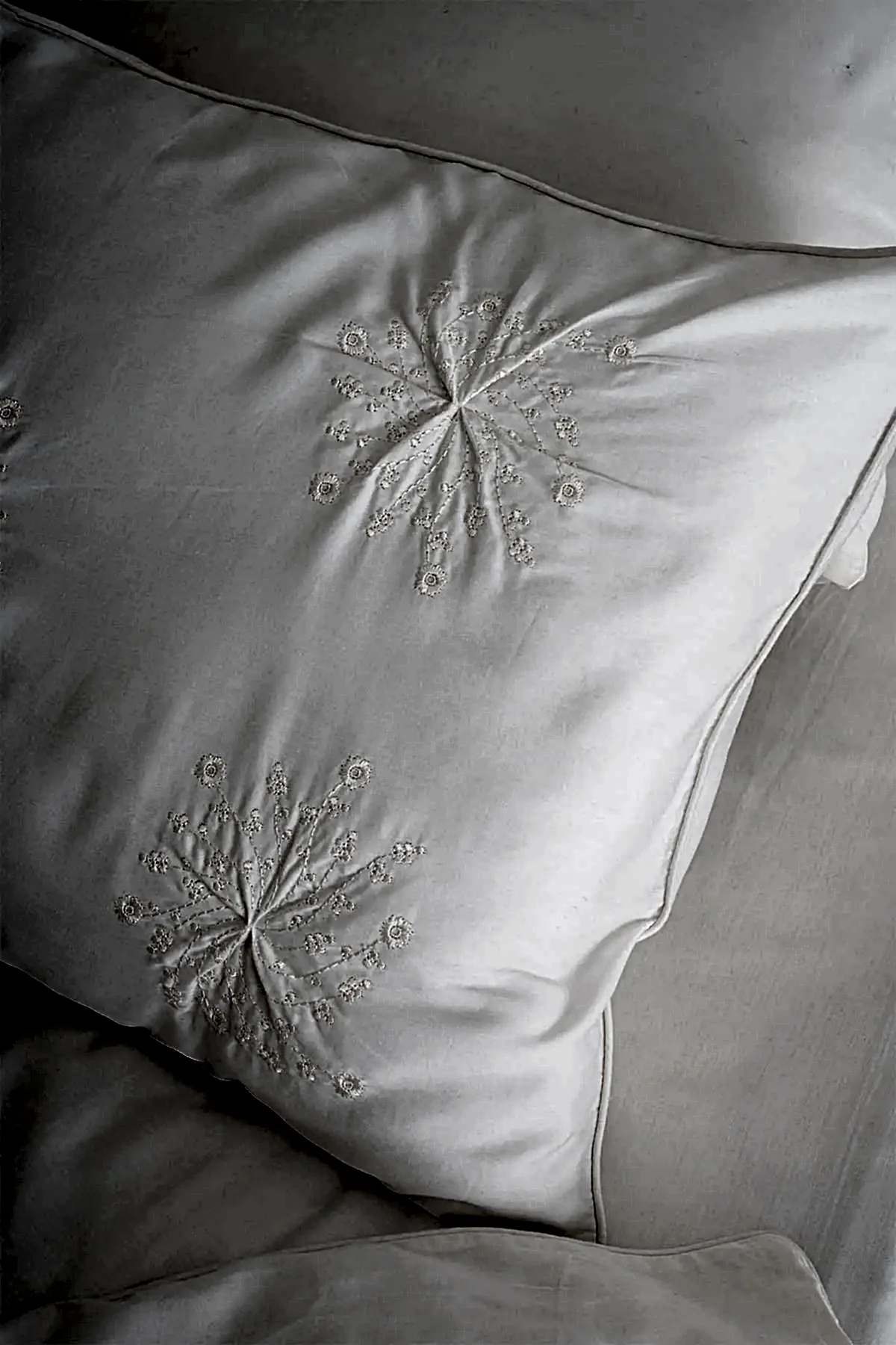 Elegant Burgu Çiçek Nakışlı Pamuk Saten Çift Kişilik 6 Parça Nevresim Takımı