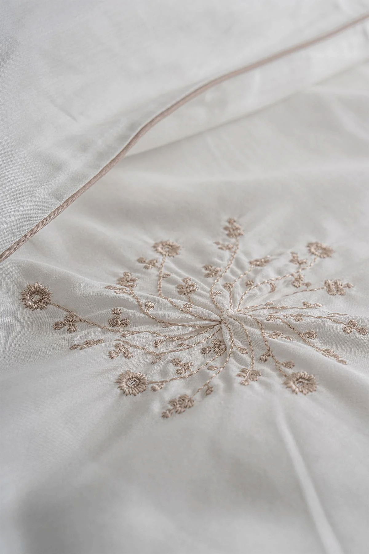 Elegant Burgu Çiçek Nakışlı Pamuk Saten Çift Kişilik 6 Parça Nevresim Takımı