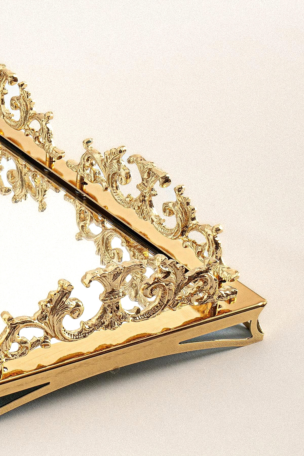 Elite Taç İşlemeli Kare Altın Büyük Tepsi (47 x 47 cm) - Nazik Home - Yuvama Değer!