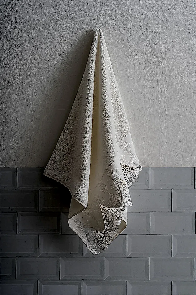 Emma Dantelli Banyo Havlusu (90 x 150 cm)