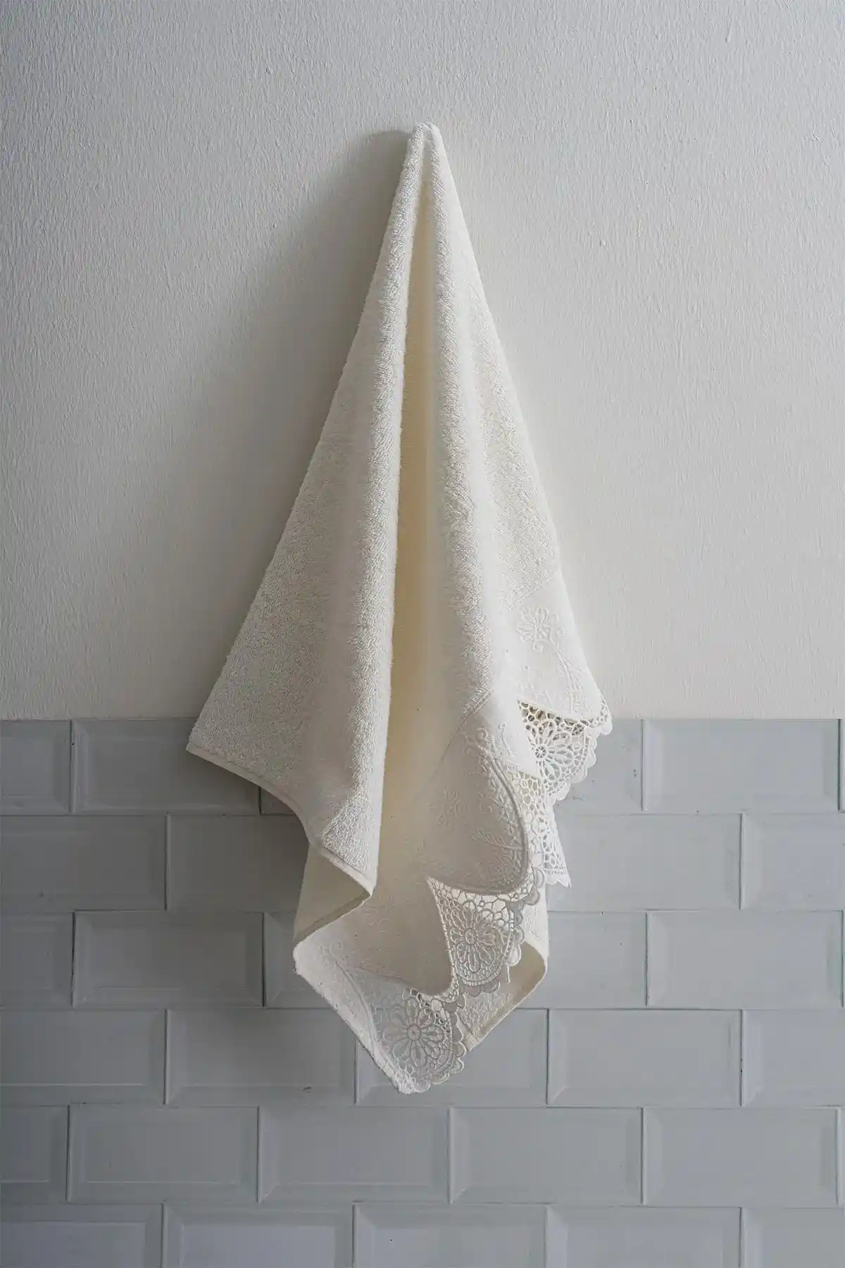 Emma Dantelli Banyo Havlusu (90 x 150 cm)