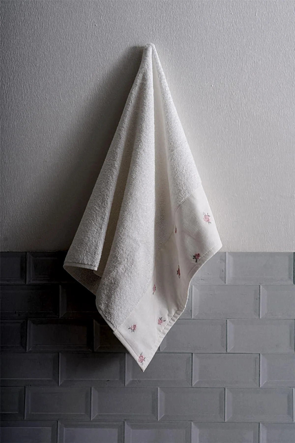 Flower Garden Gül Nakışlı El Havlusu (30 x 50 cm)