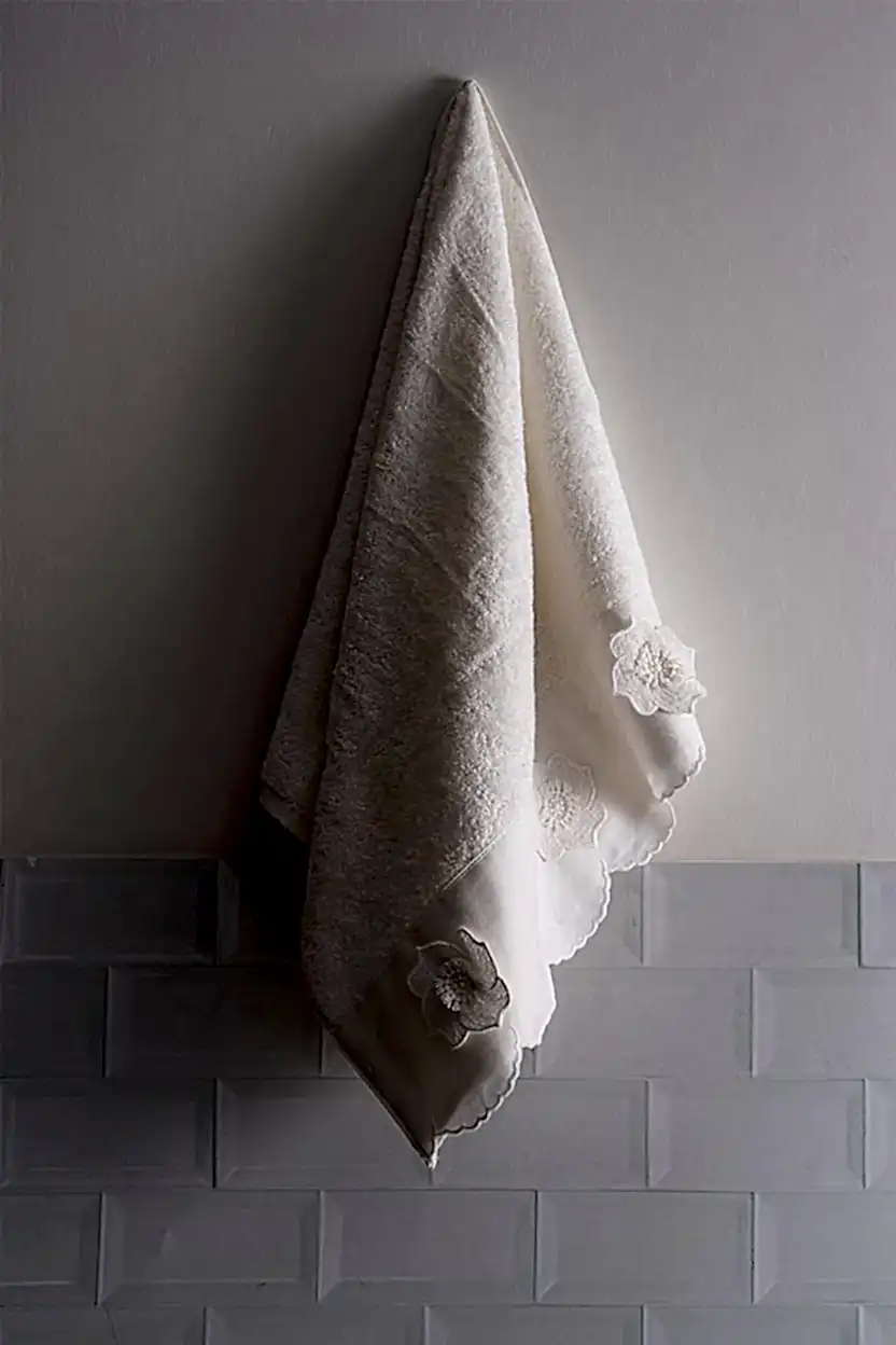 Hanzade Çiçek İşlemeli Banyo Havlusu (90 x 150 cm)