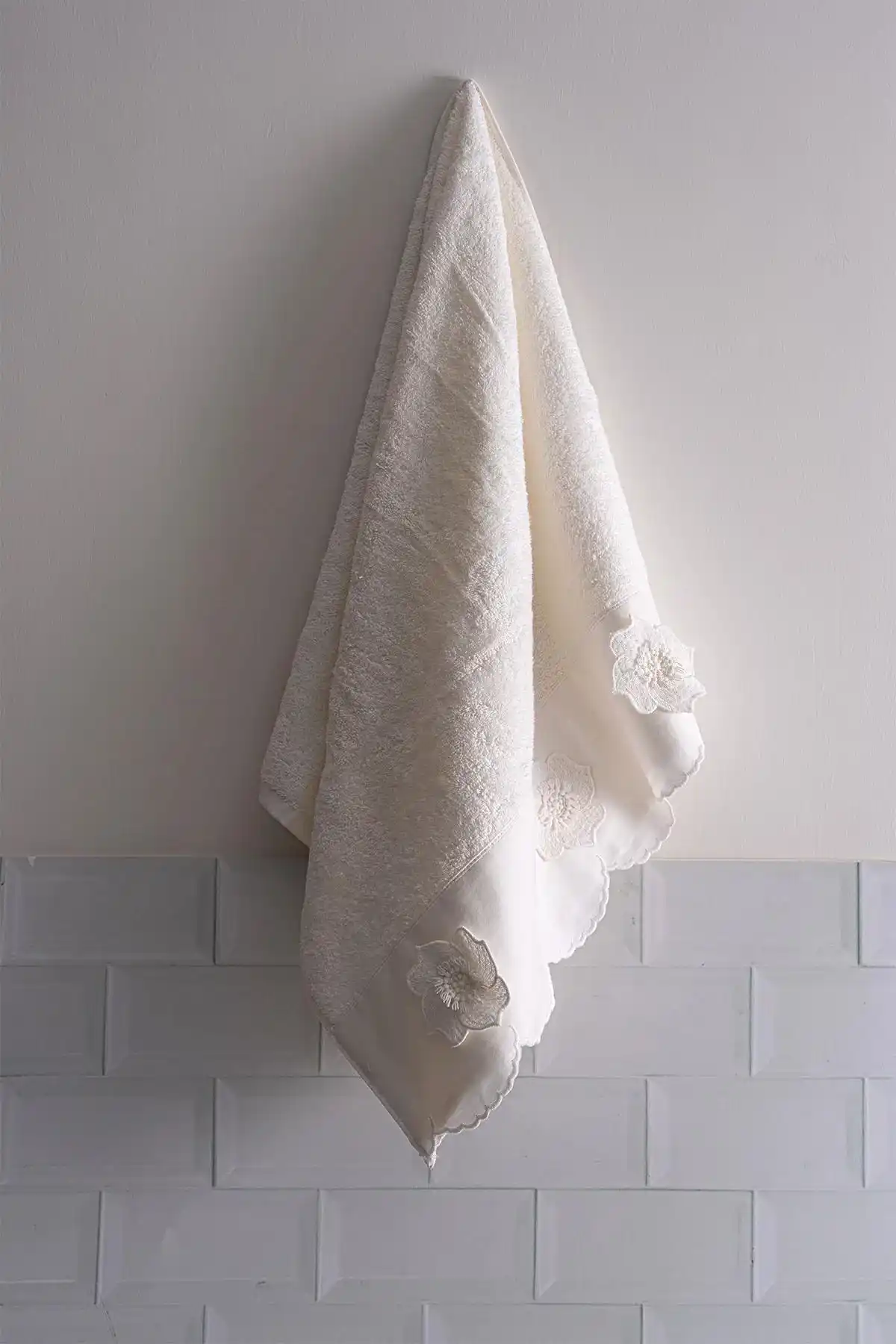 Hanzade Çiçek İşlemeli Banyo Havlusu (90 x 150 cm)