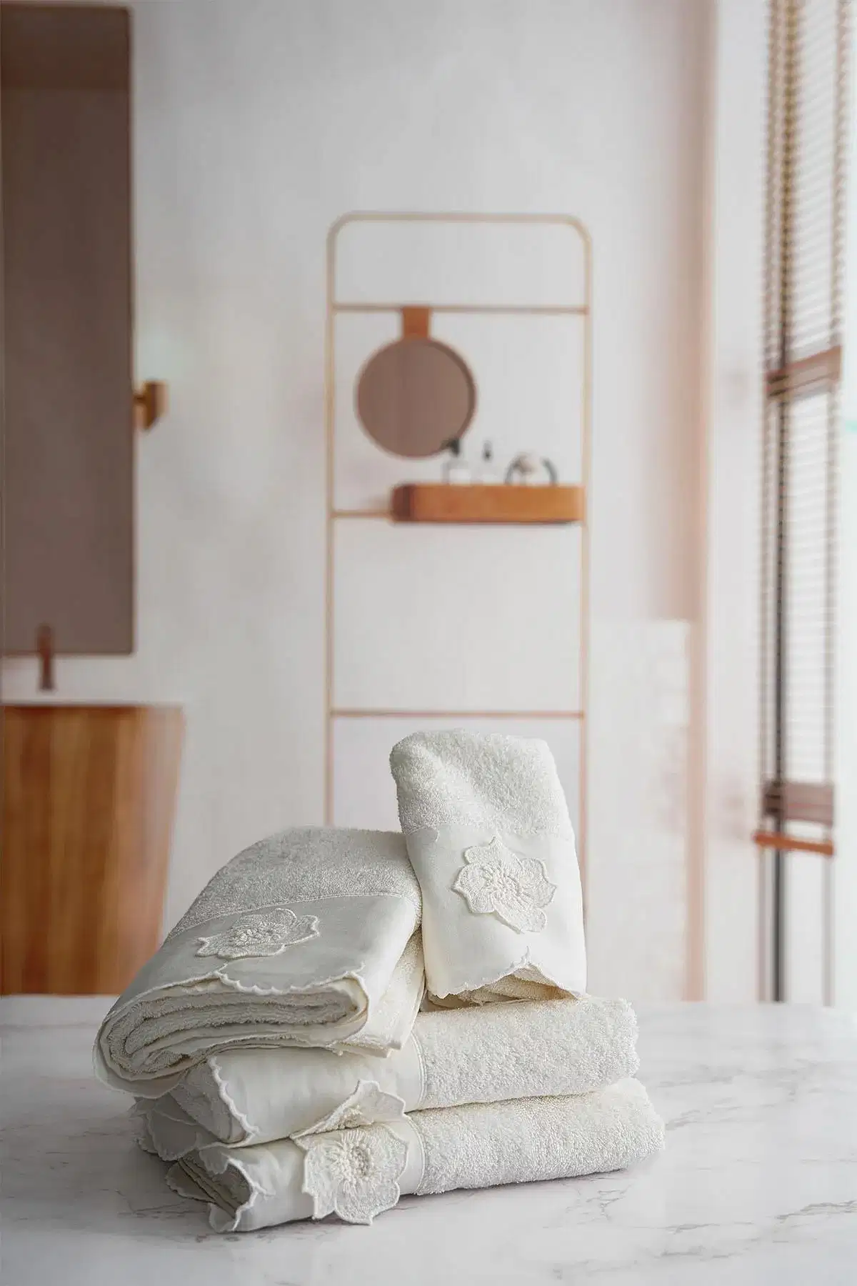 Hanzade Çiçek İşlemeli Banyo Havlusu (90 x 150 cm)