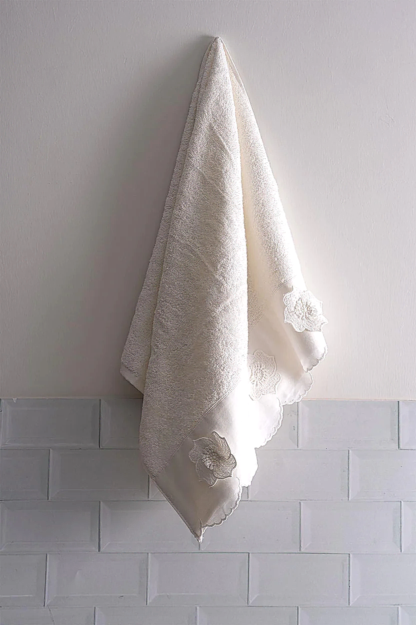 Hanzade Çiçek İşlemeli El Havlusu (30 x 50 cm)