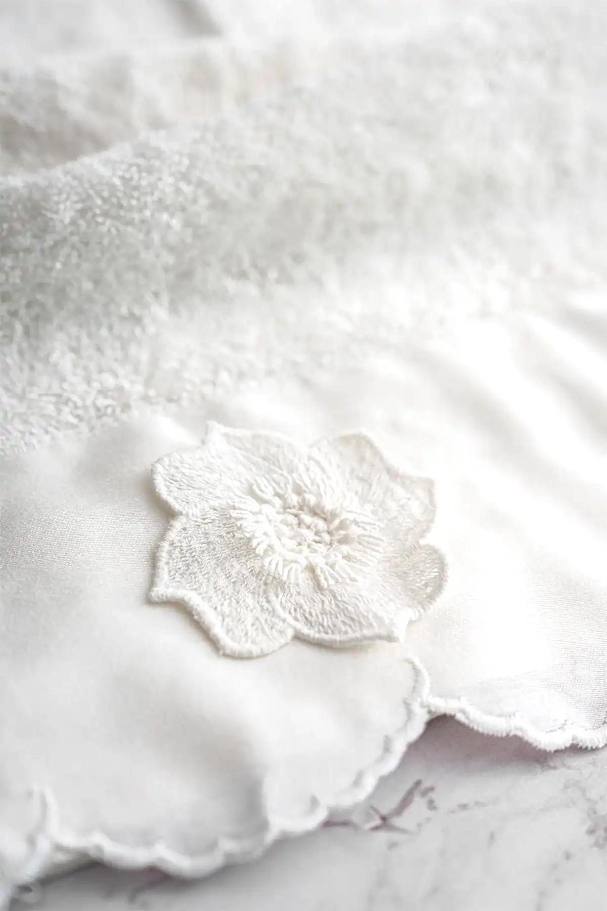 Hanzade Çiçek İşlemeli El Havlusu (30 x 50 cm)