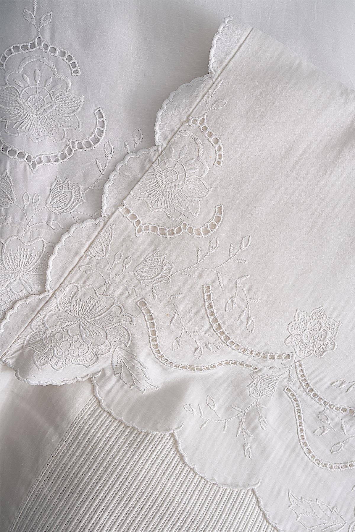 Hanzade Çiçek İşlemeli Çift Kişilik 7 Parça Nevresim + Pike Set