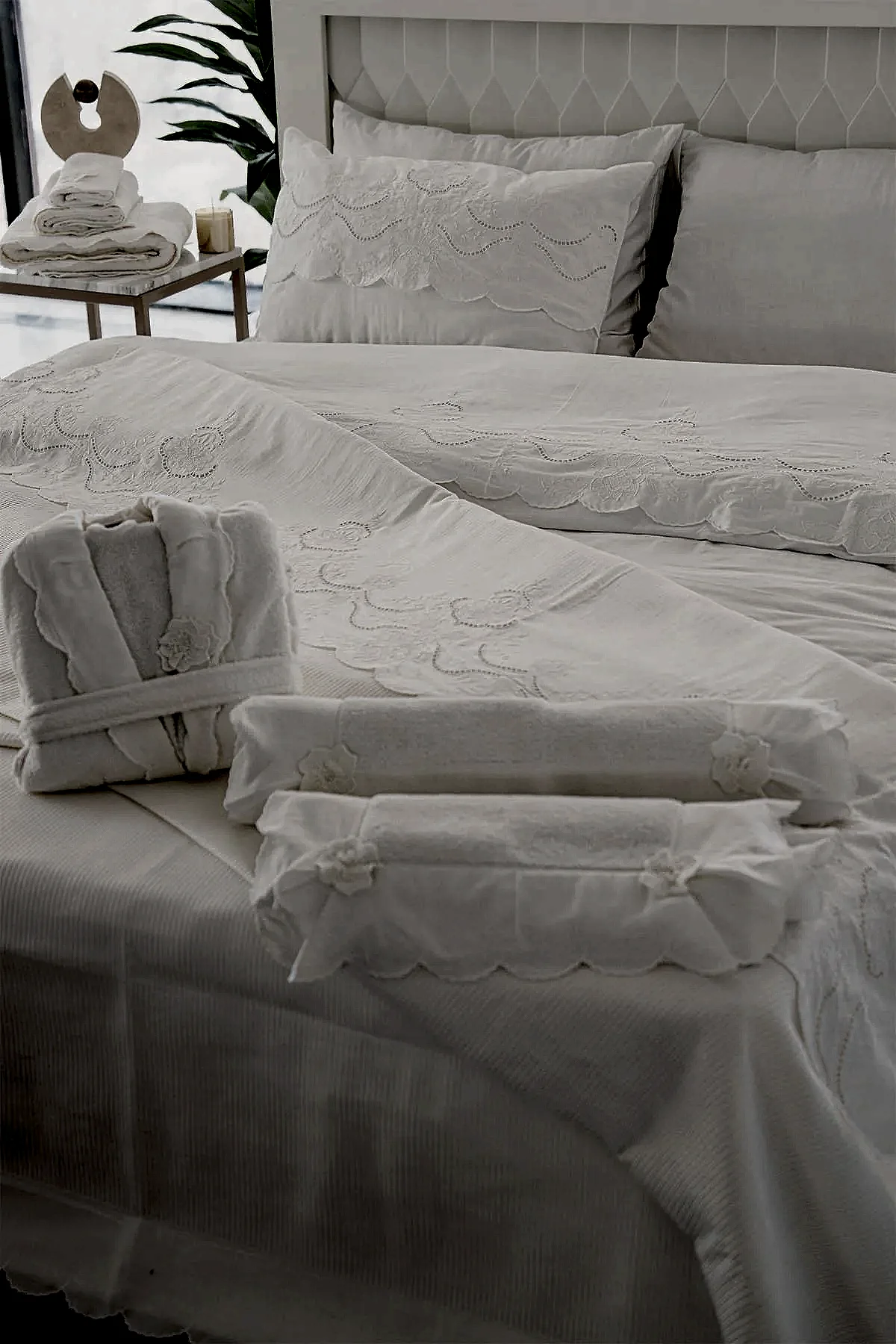 Hanzade Çiçek İşlemeli Çift Kişilik 7 Parça Nevresim + Pike Set