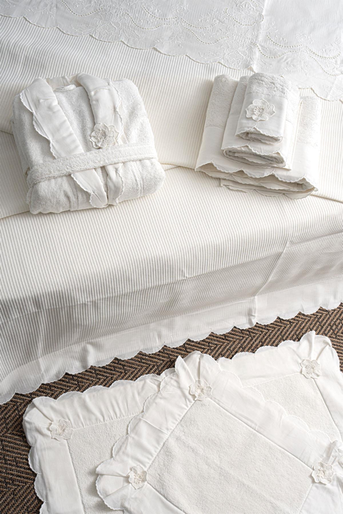 Hanzade Çiçek İşlemeli Çift Kişilik 7 Parça Nevresim + Pike Set