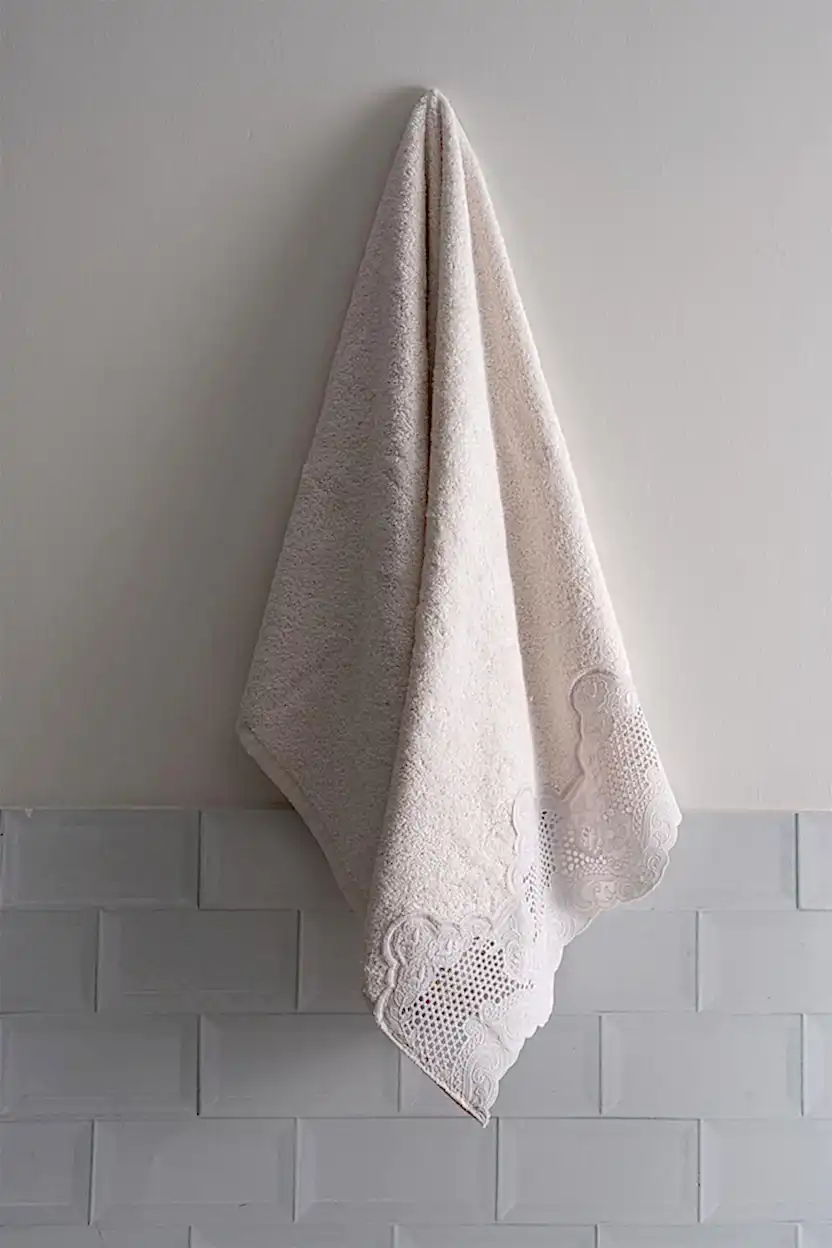 İris İşlemeli Banyo Havlusu (90 x 150 cm)