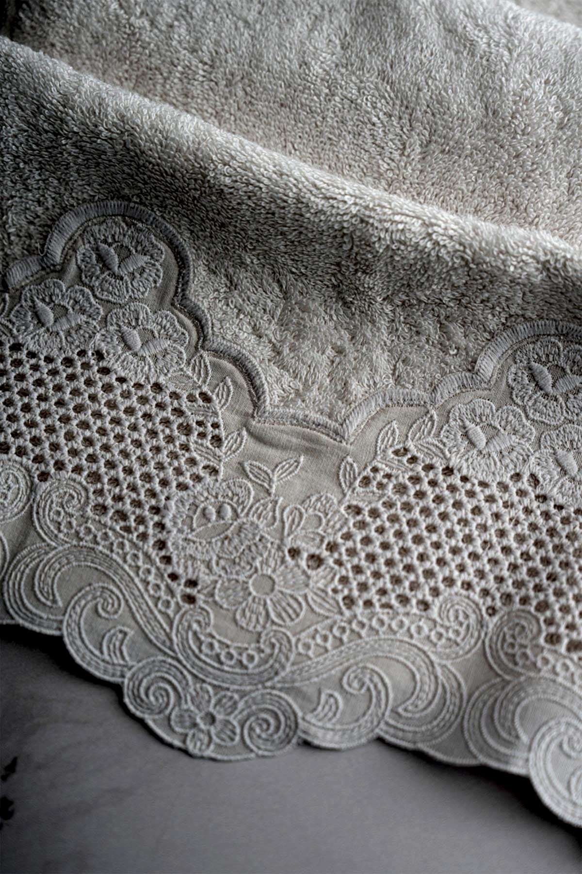 İris İşlemeli Banyo Havlusu (90 x 150 cm)