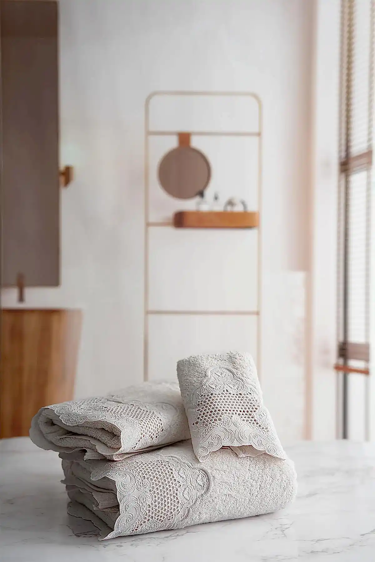 İris İşlemeli Banyo Havlusu (90 x 150 cm)