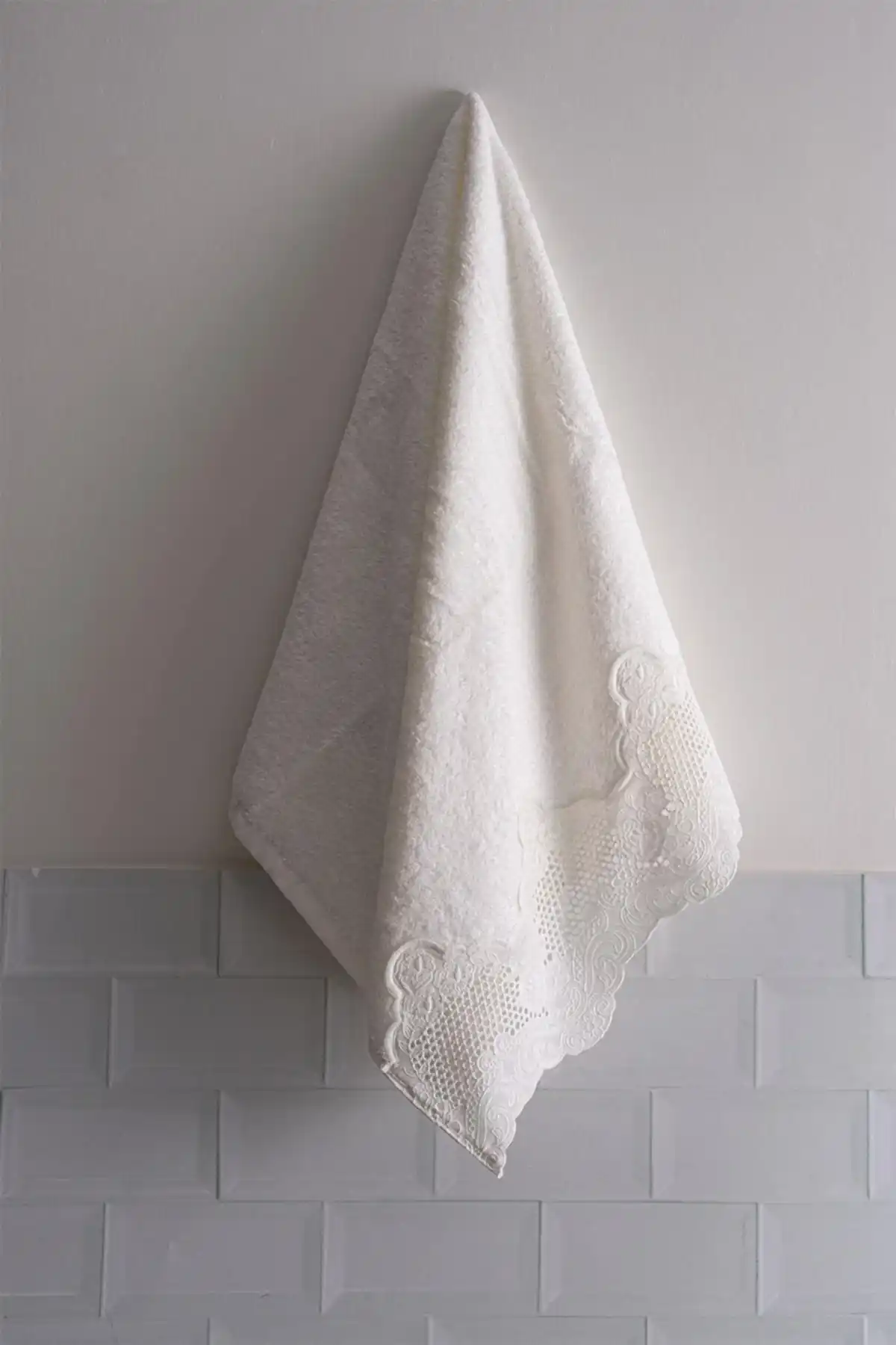 İris İşlemeli Banyo Havlusu (90 x 150 cm)