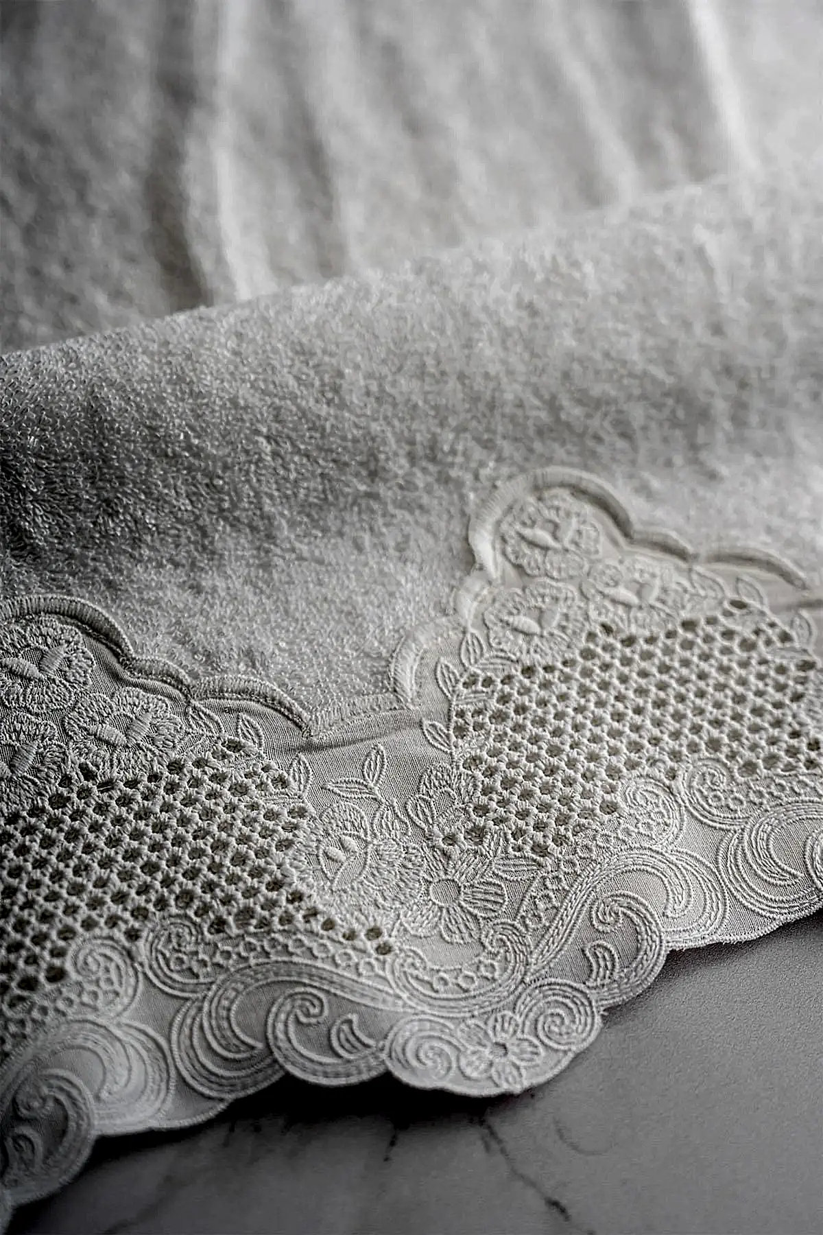 İris İşlemeli Banyo Havlusu (90 x 150 cm)