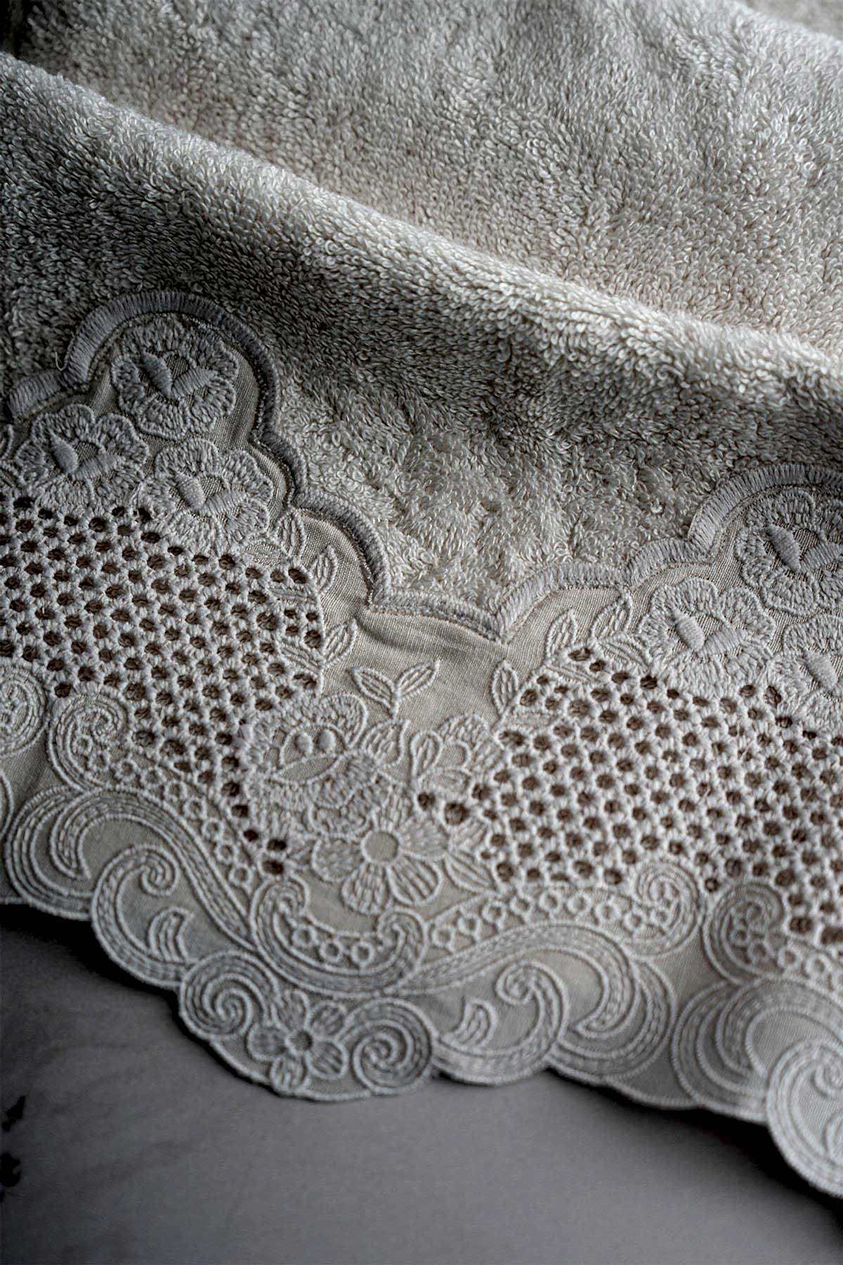 İris İşlemeli El Havlusu (30 x 50 cm)