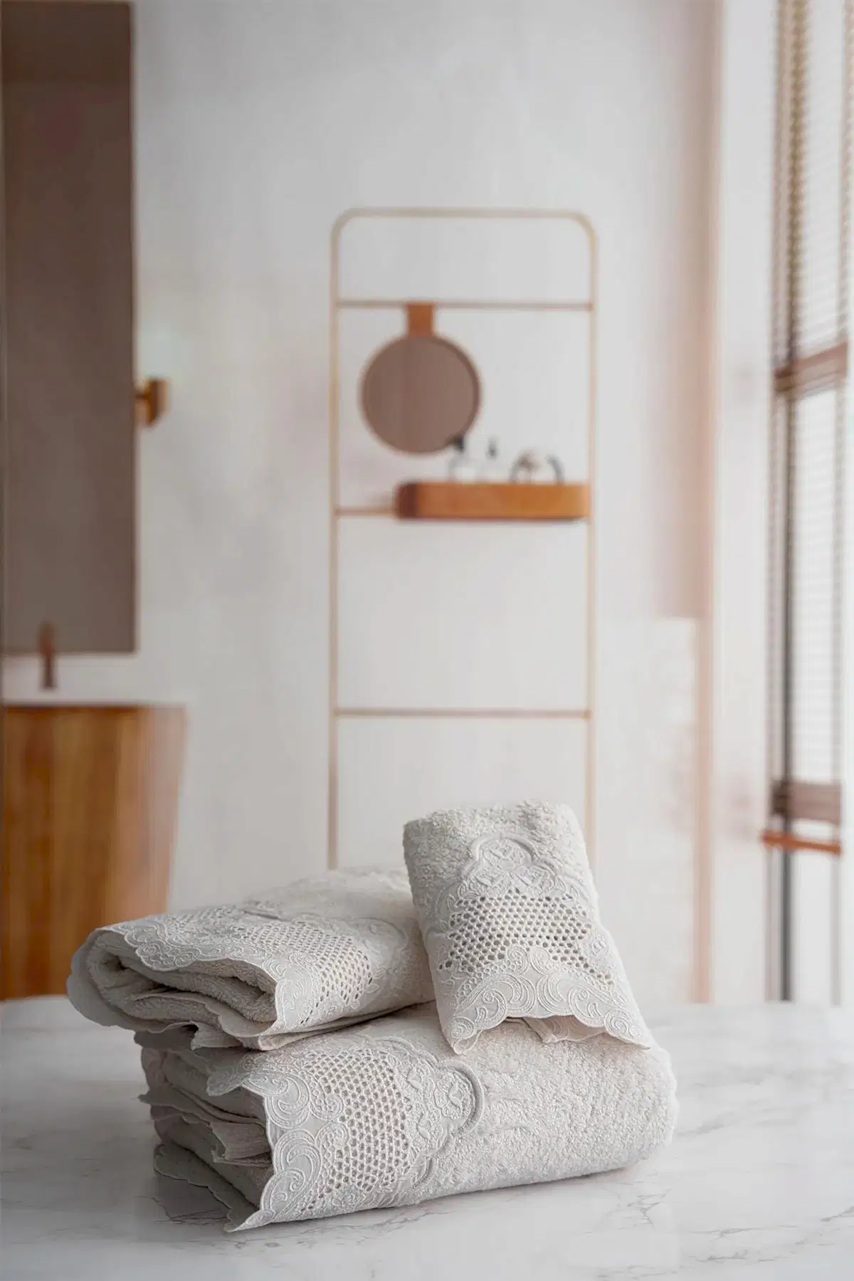 İris İşlemeli El Havlusu (30 x 50 cm)