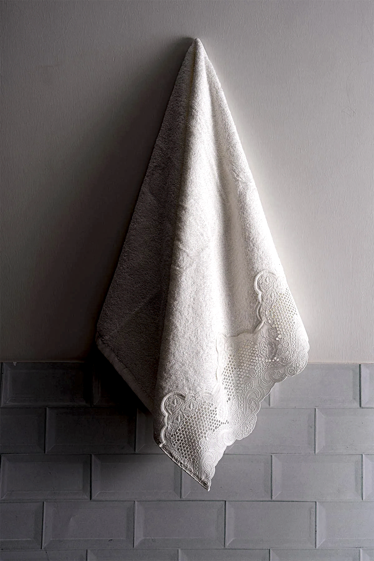 İris İşlemeli El Havlusu (30 x 50 cm)