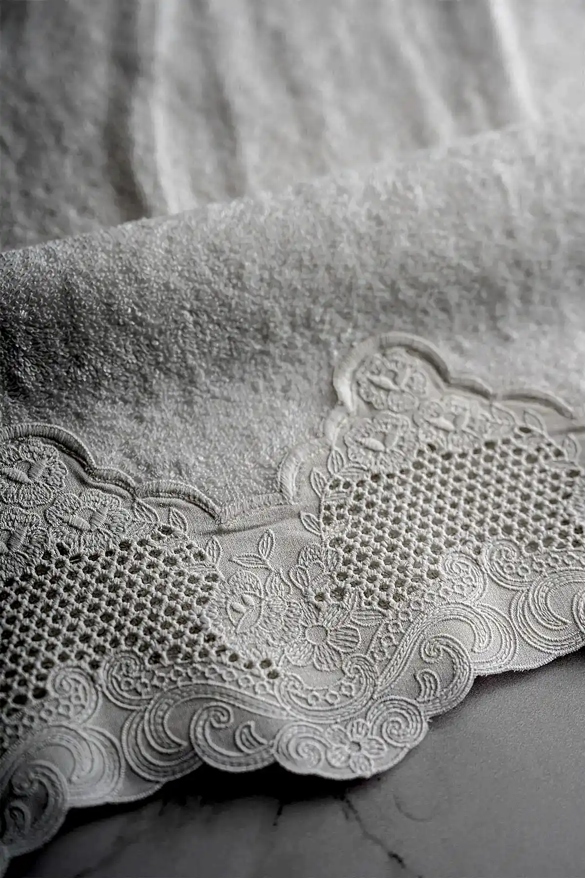 İris İşlemeli El Havlusu (30 x 50 cm)