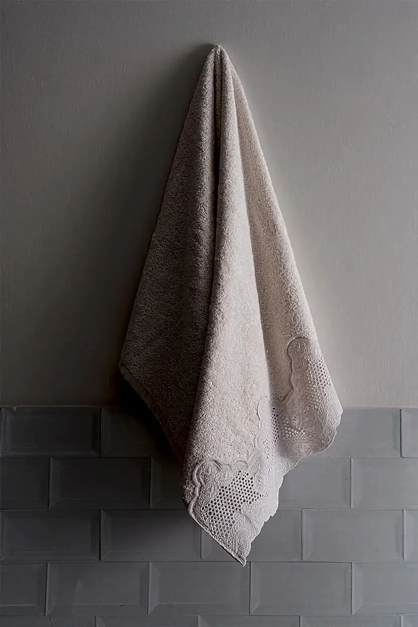 İris İşlemeli Yüz Havlusu (50 x 90 cm)