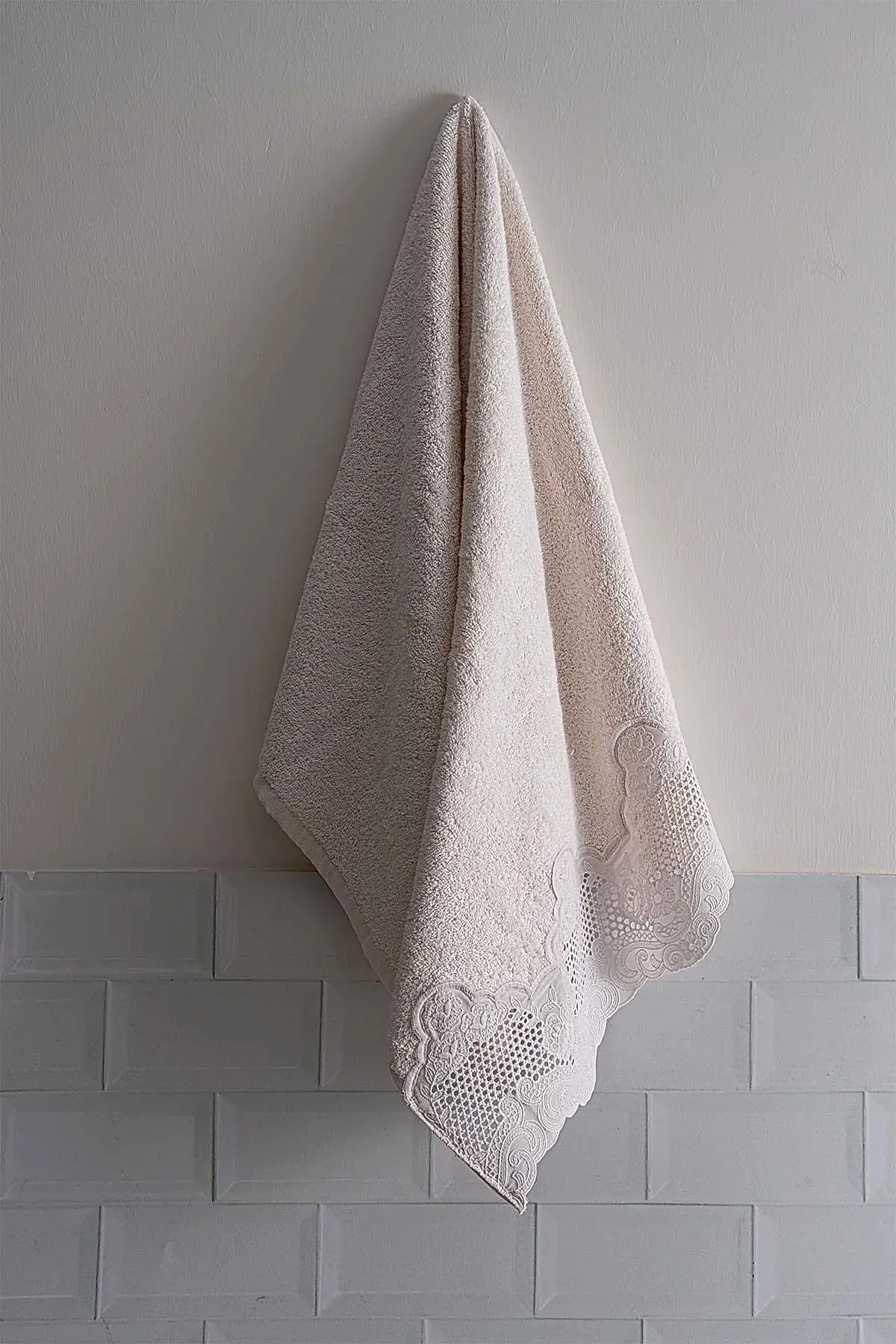 İris İşlemeli Yüz Havlusu (50 x 90 cm)