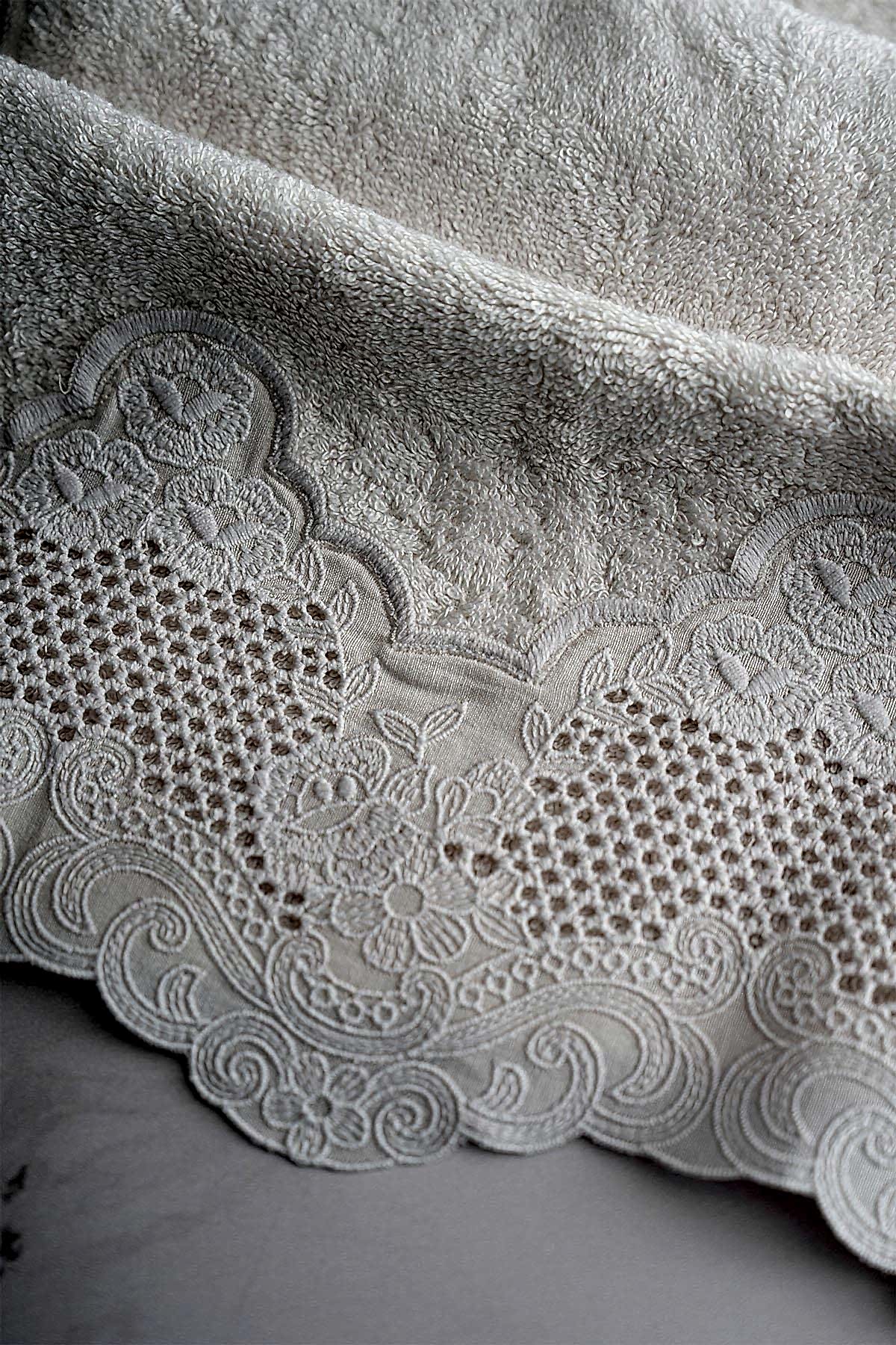 İris İşlemeli Yüz Havlusu (50 x 90 cm)