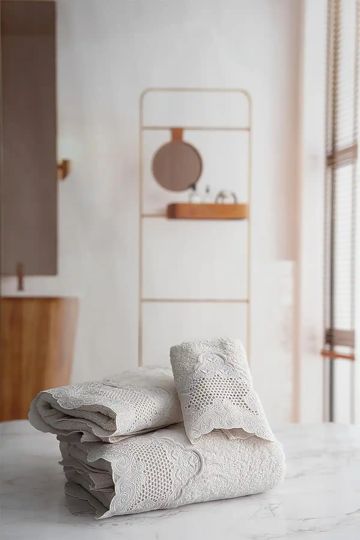 İris İşlemeli Yüz Havlusu (50 x 90 cm)