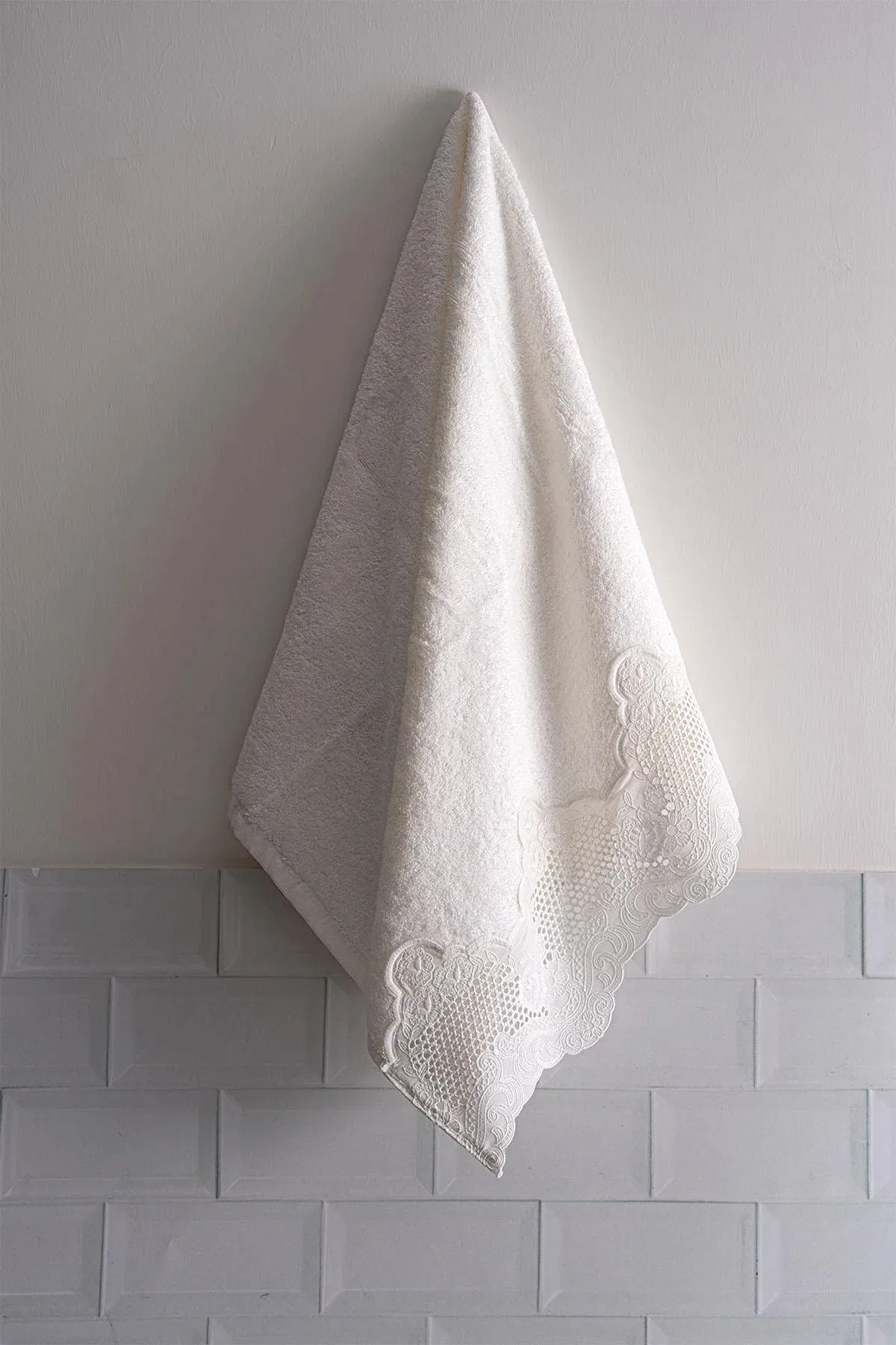 İris İşlemeli Yüz Havlusu (50 x 90 cm)