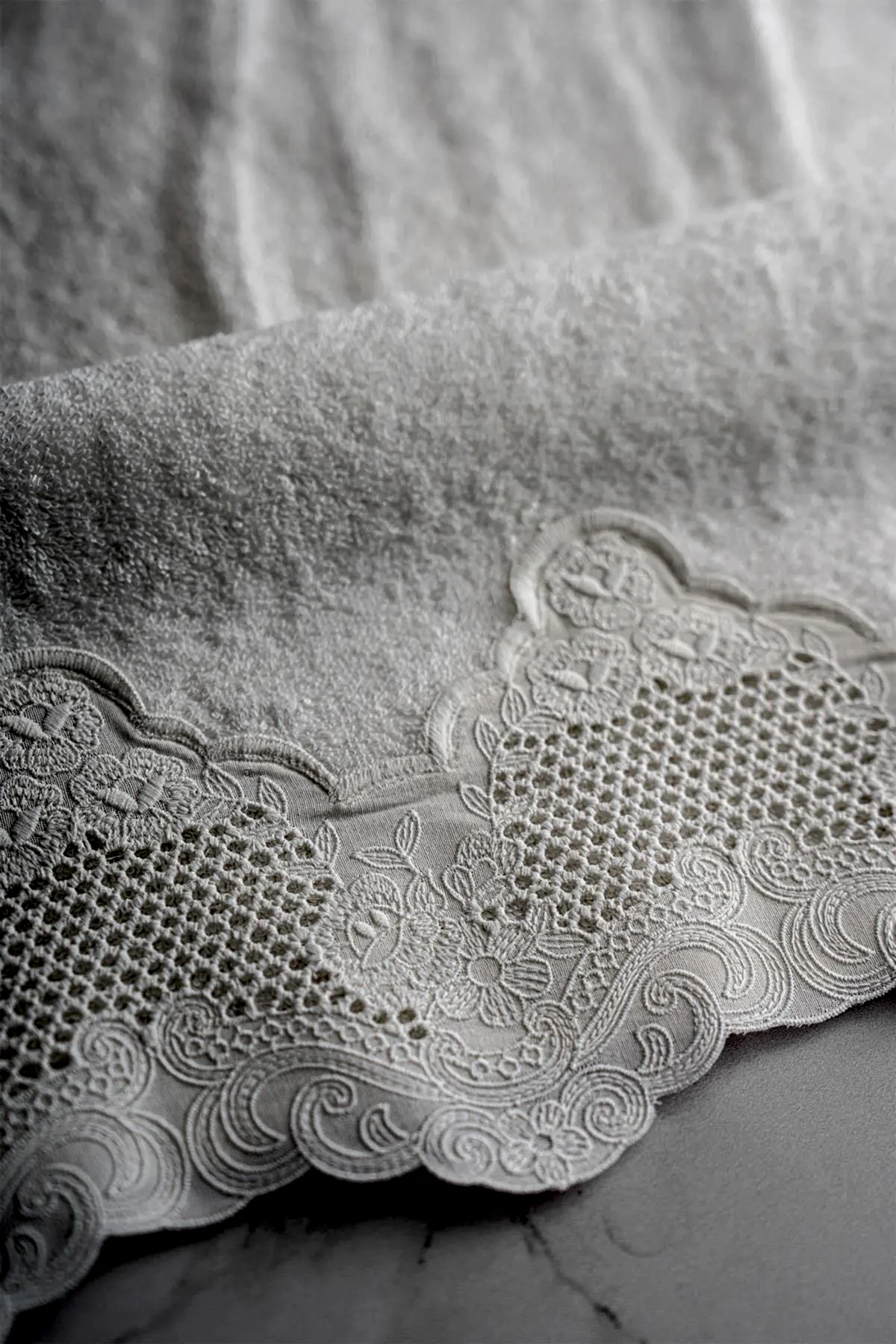 İris İşlemeli Yüz Havlusu (50 x 90 cm)