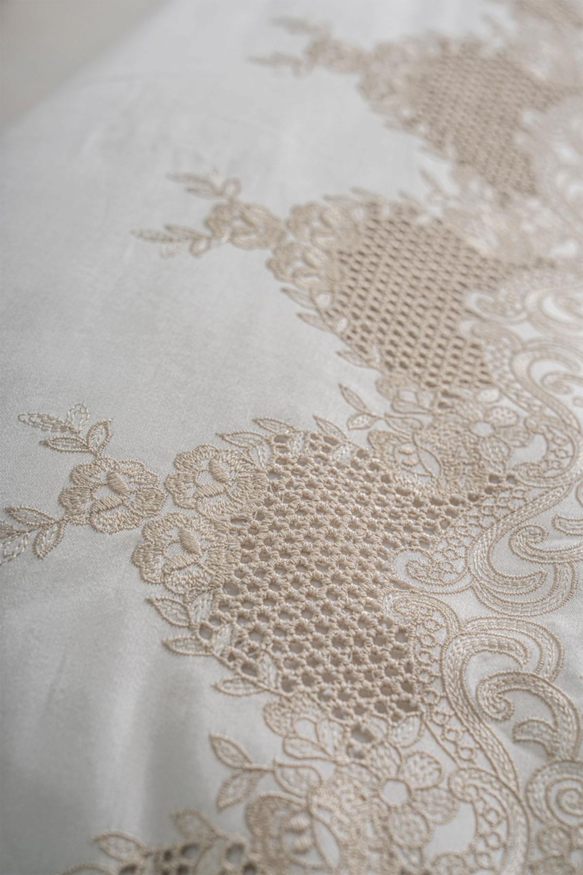 İris İşlemeli Pamuk Saten Çift Kişilik 6 Parça Nevresim Takımı